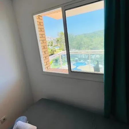 Familiar Con Piscina Y Parking Апартаменты *